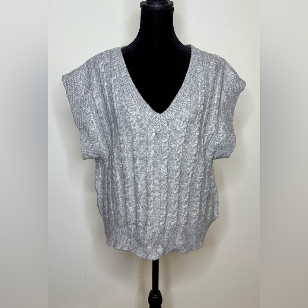 Cupcakes and Cashmere light gray cable knit sweater vest V neck medium EUC